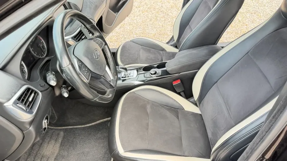 INFINITI Q30 -