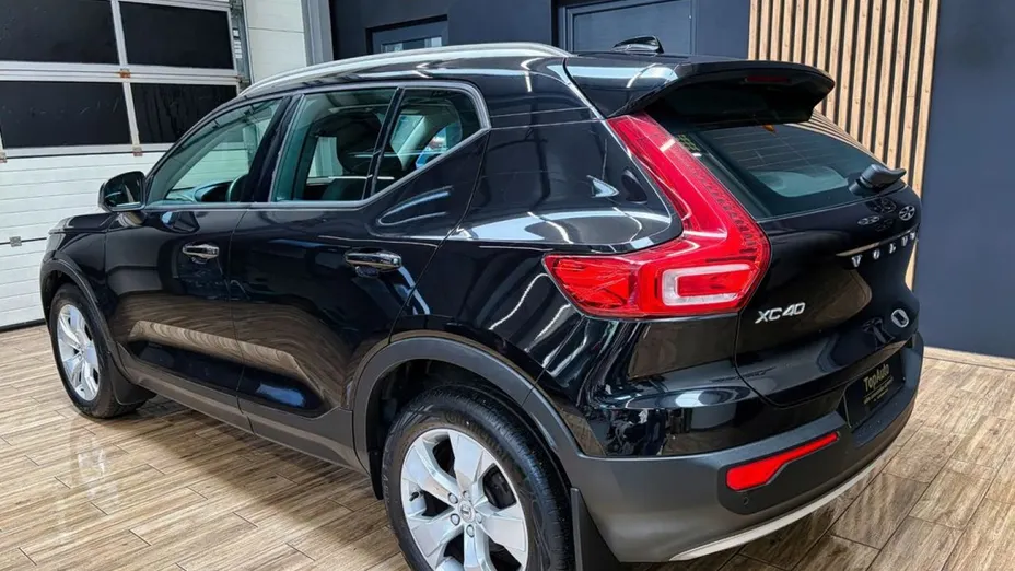 VOLVO XC40 -