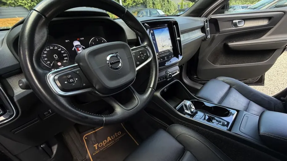 VOLVO XC40 -