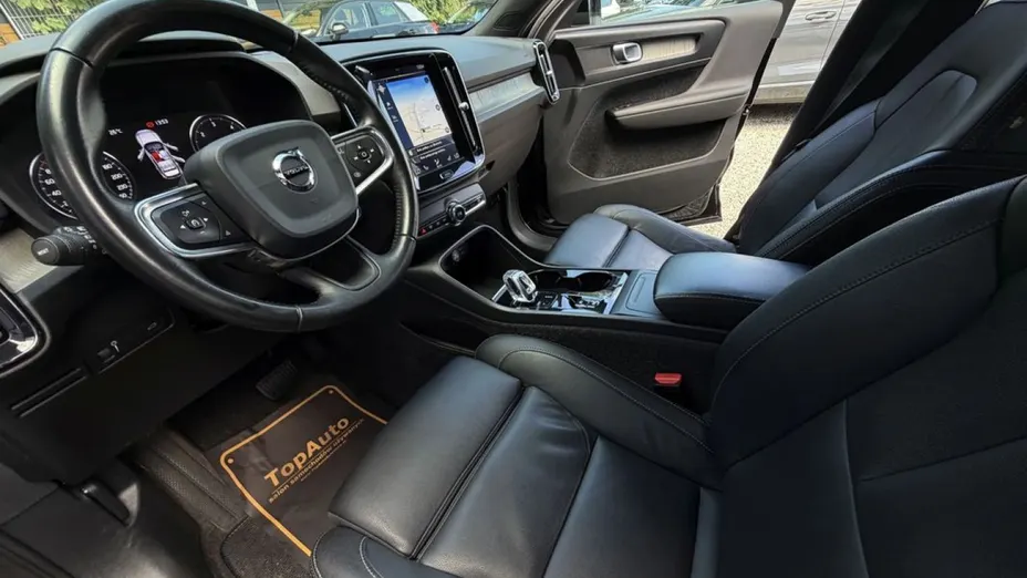 VOLVO XC40 -