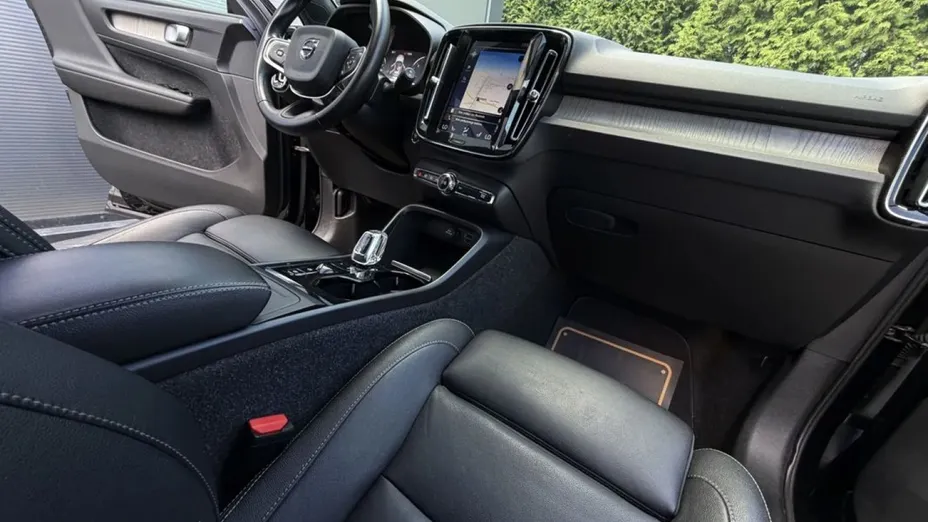 VOLVO XC40 -
