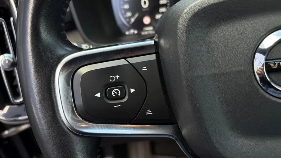 VOLVO XC40 -