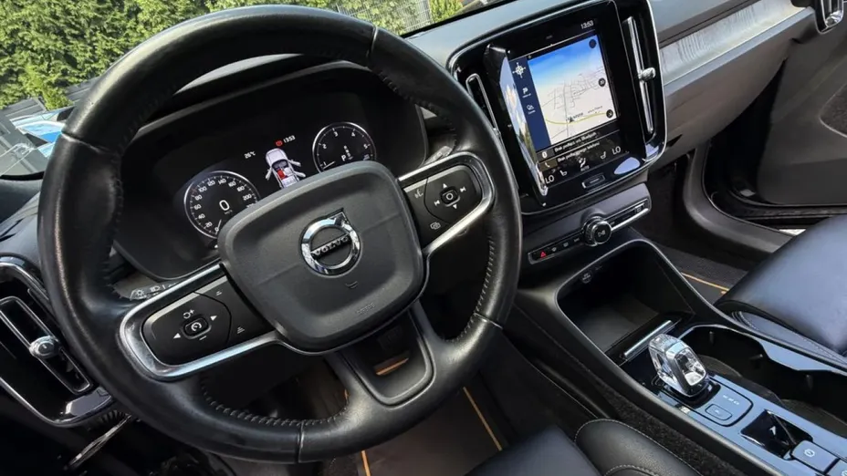 VOLVO XC40 -