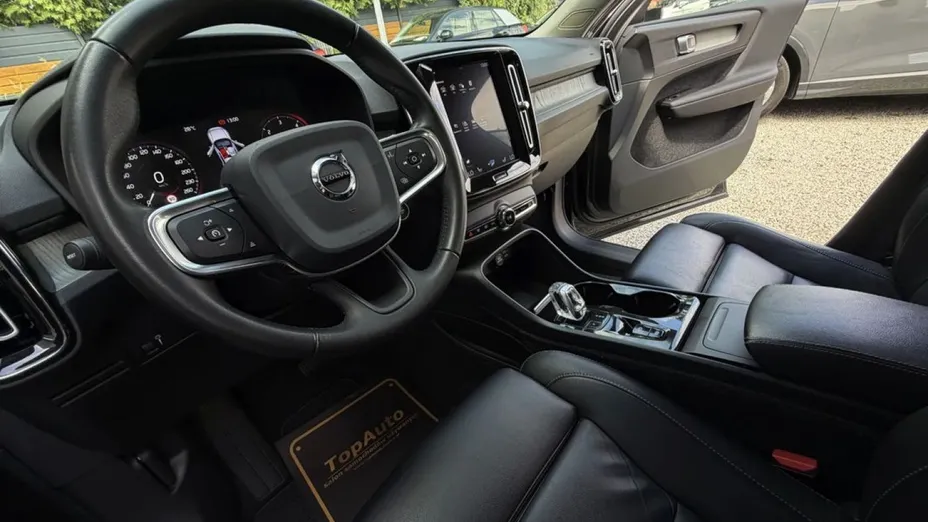 VOLVO XC40 -