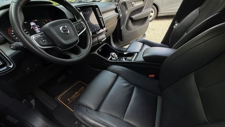 VOLVO XC40 -