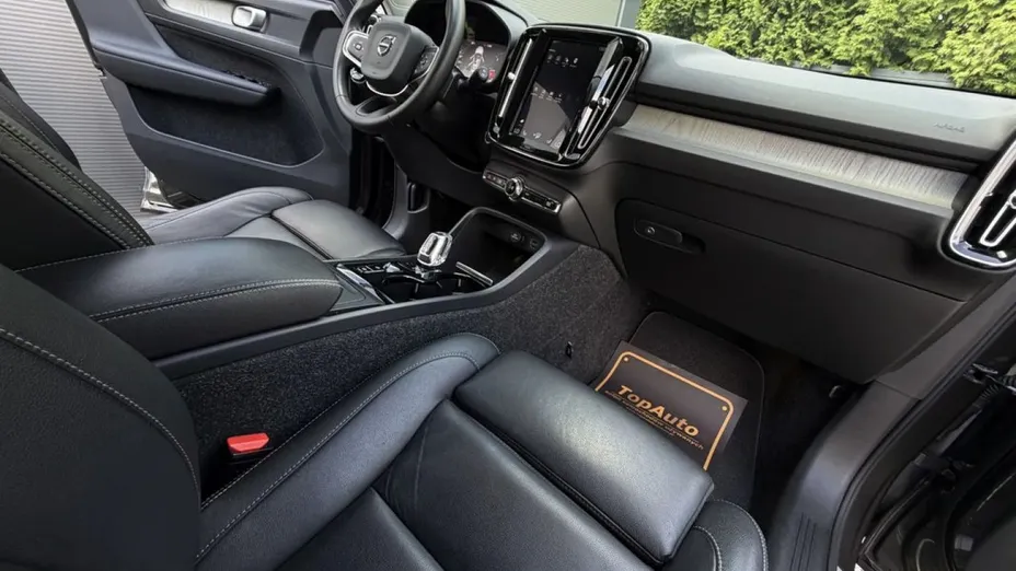 VOLVO XC40 -