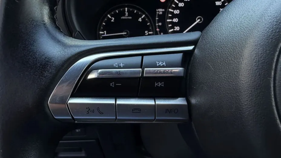 MAZDA 3 -