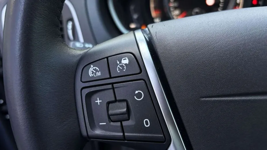 VOLVO V40 Cross Country -