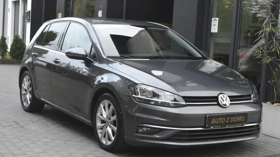 VOLKSWAGEN Golf -