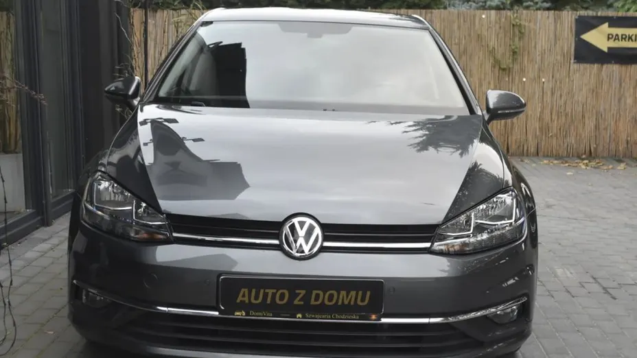 VOLKSWAGEN Golf -