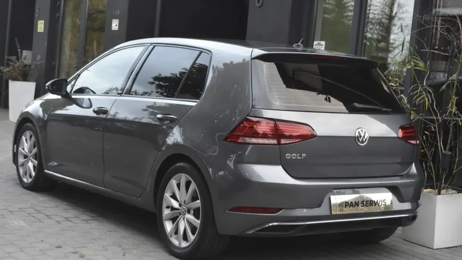 VOLKSWAGEN Golf -