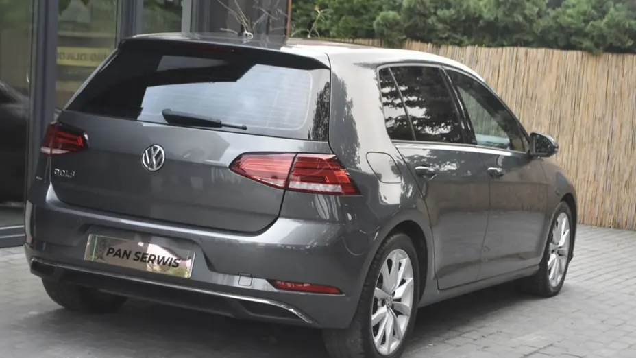 VOLKSWAGEN Golf -