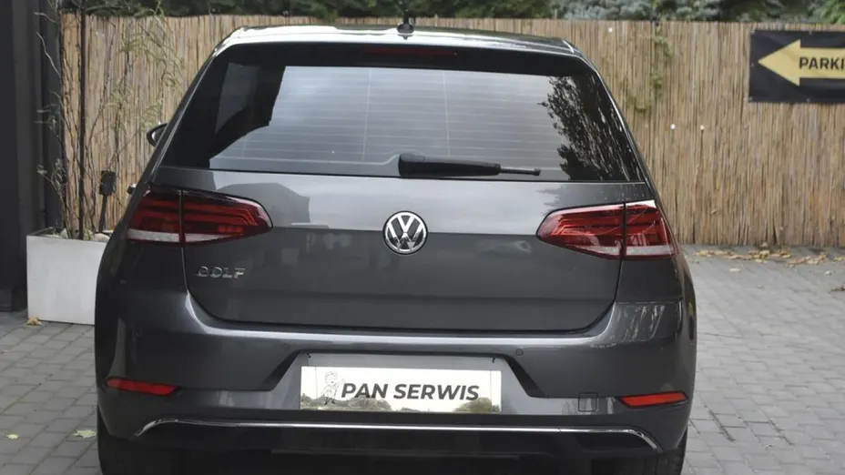 VOLKSWAGEN Golf -
