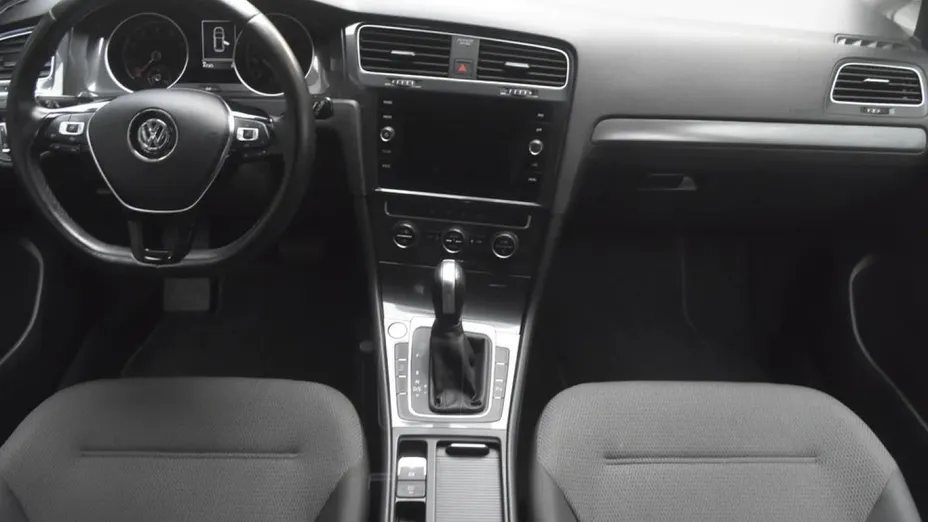 VOLKSWAGEN Golf -