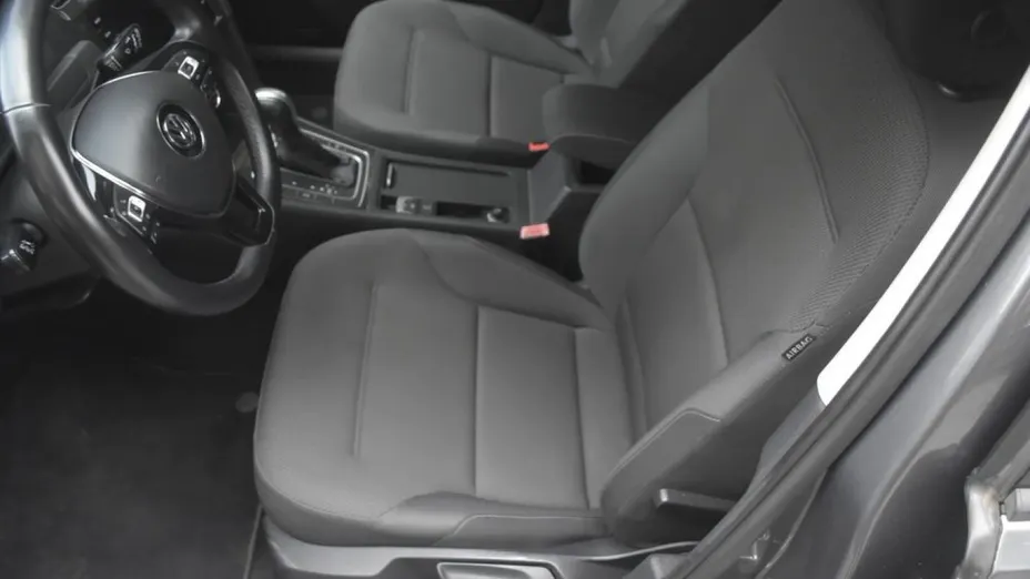 VOLKSWAGEN Golf -