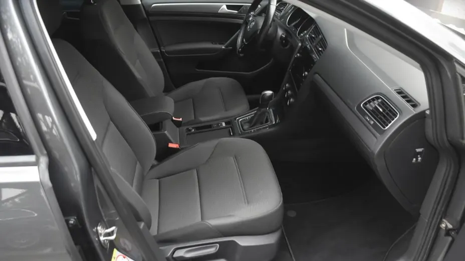VOLKSWAGEN Golf -
