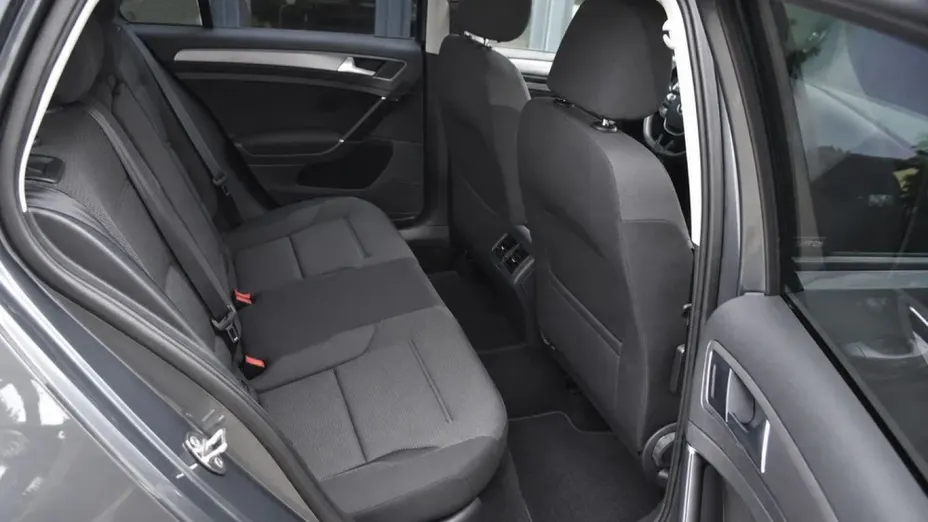 VOLKSWAGEN Golf -