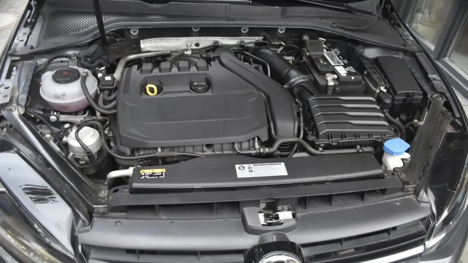 VOLKSWAGEN Golf -