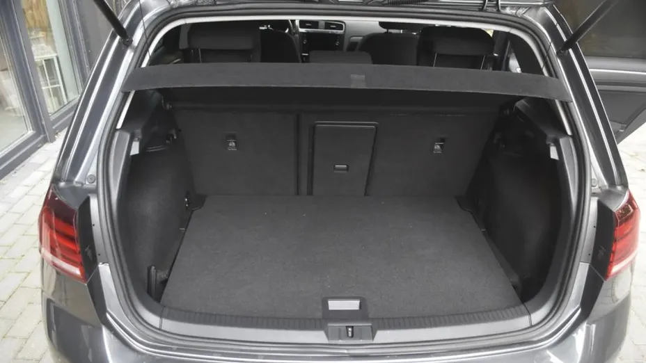 VOLKSWAGEN Golf -