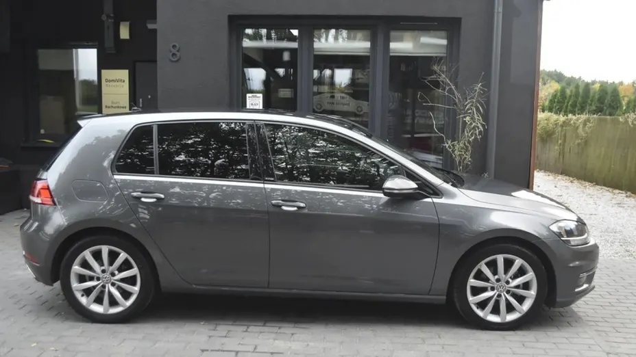 VOLKSWAGEN Golf -