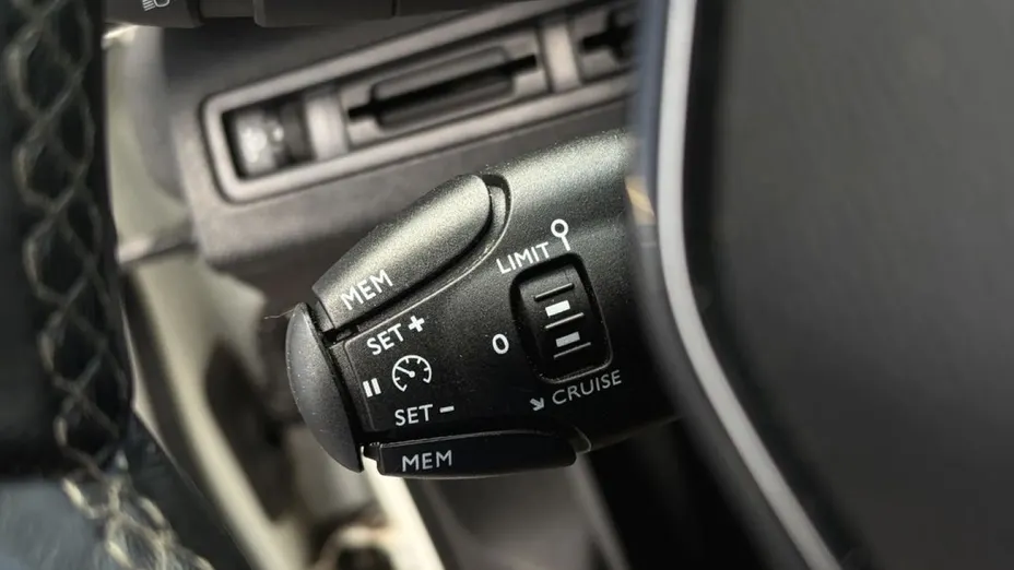 PEUGEOT 3008 -