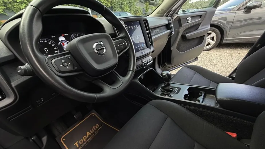 VOLVO XC40 -