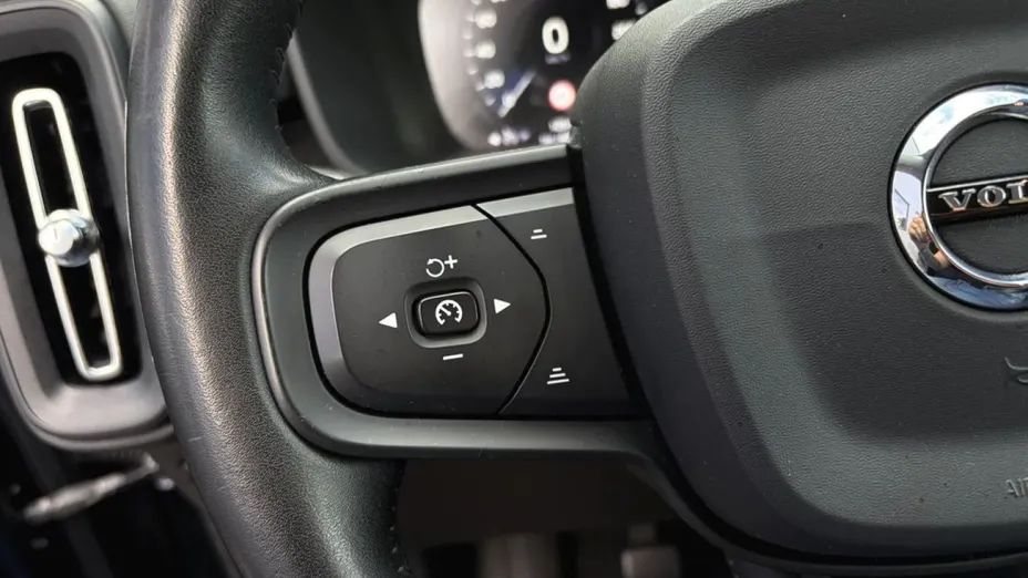 VOLVO XC40 -