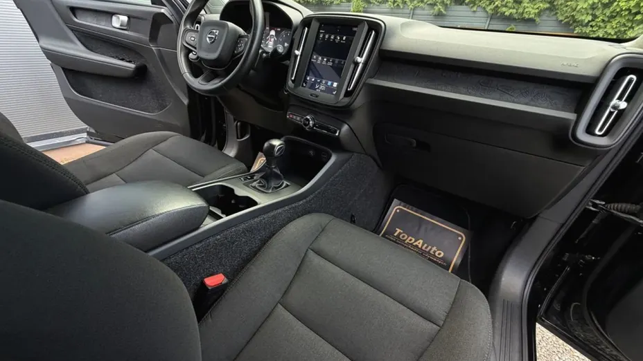 VOLVO XC40 -