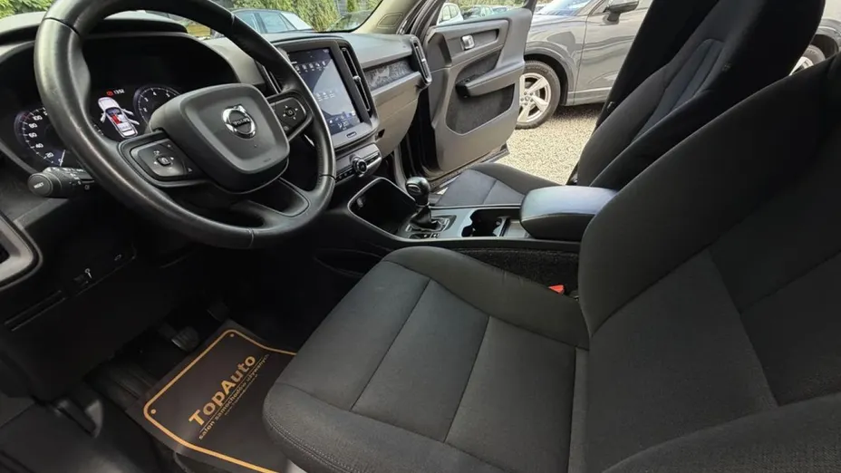 VOLVO XC40 -