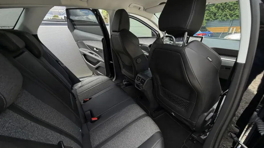 PEUGEOT 3008 -