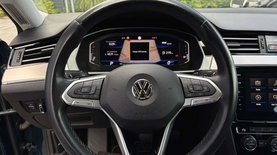 VOLKSWAGEN Passat -