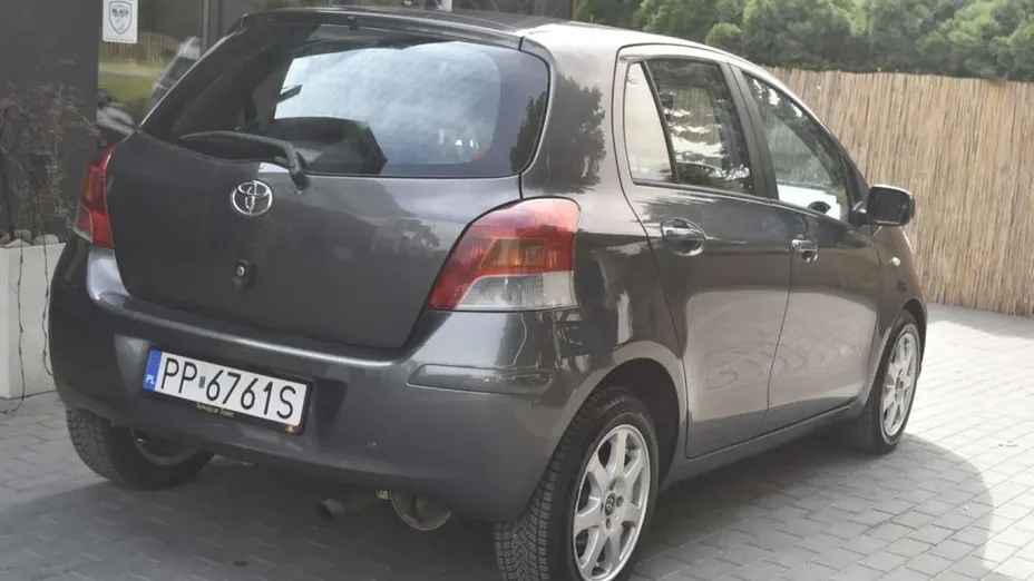 TOYOTA Yaris -
