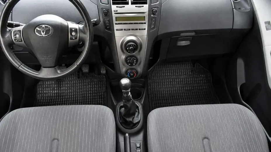 TOYOTA Yaris -