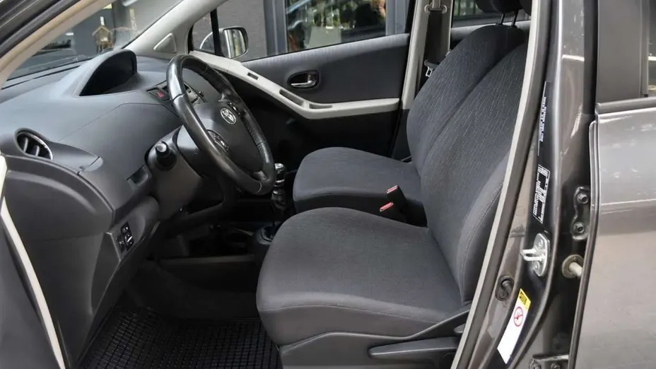 TOYOTA Yaris -