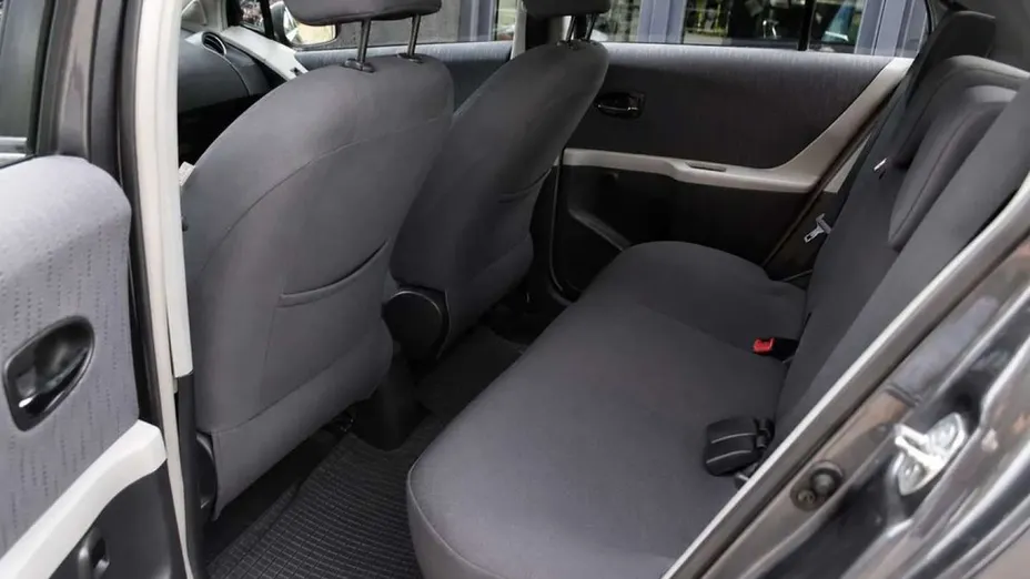 TOYOTA Yaris -