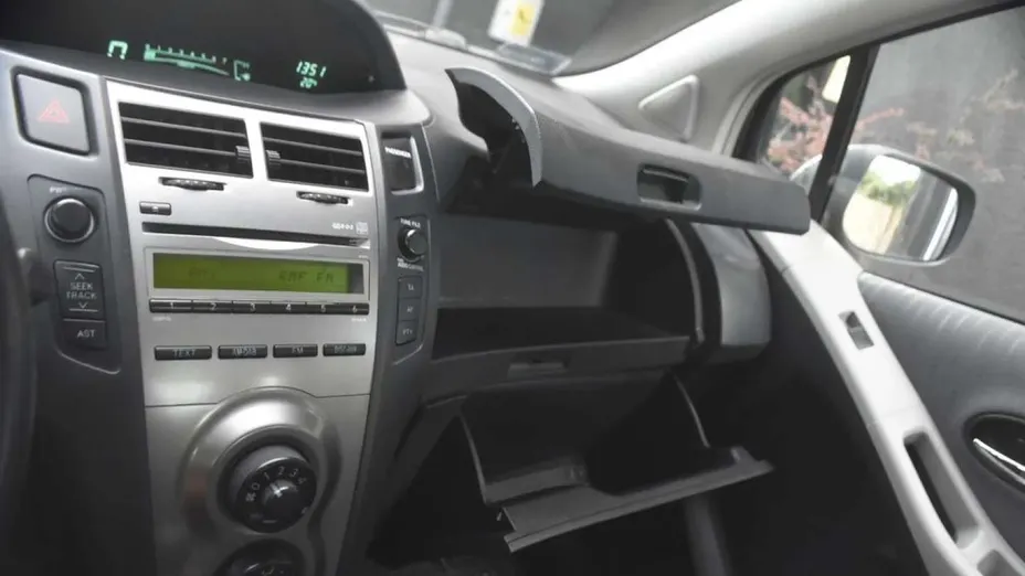 TOYOTA Yaris -
