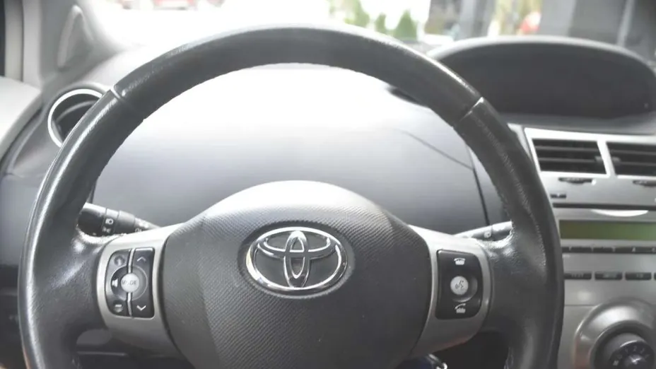 TOYOTA Yaris -