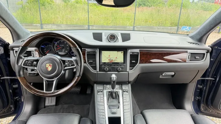 PORSCHE Macan -