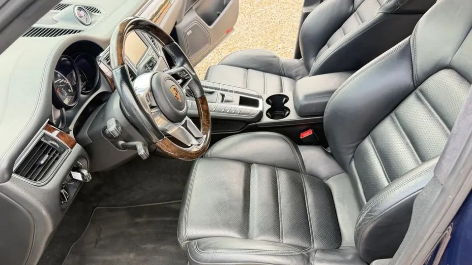 PORSCHE Macan -