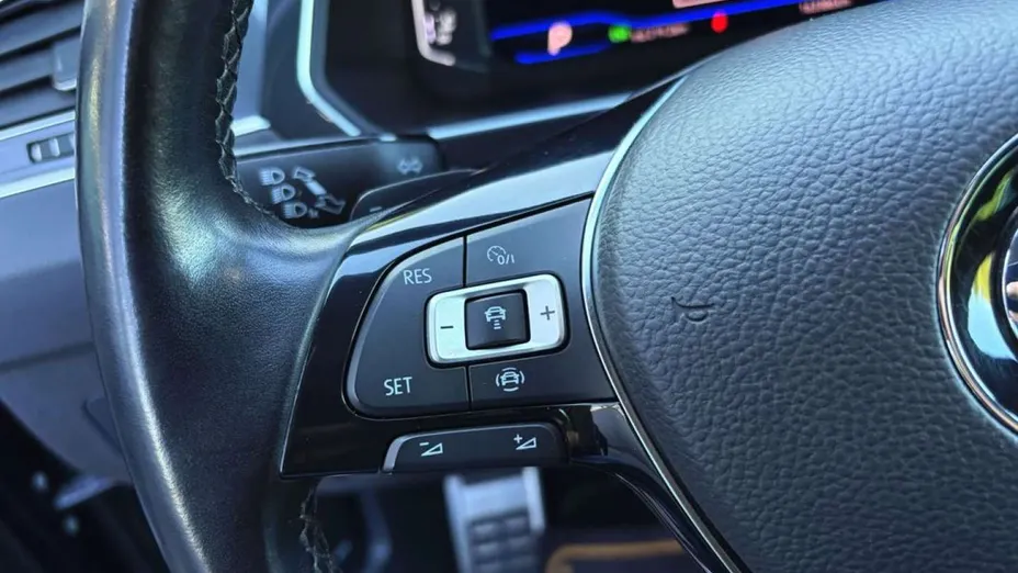 VOLKSWAGEN Tiguan -