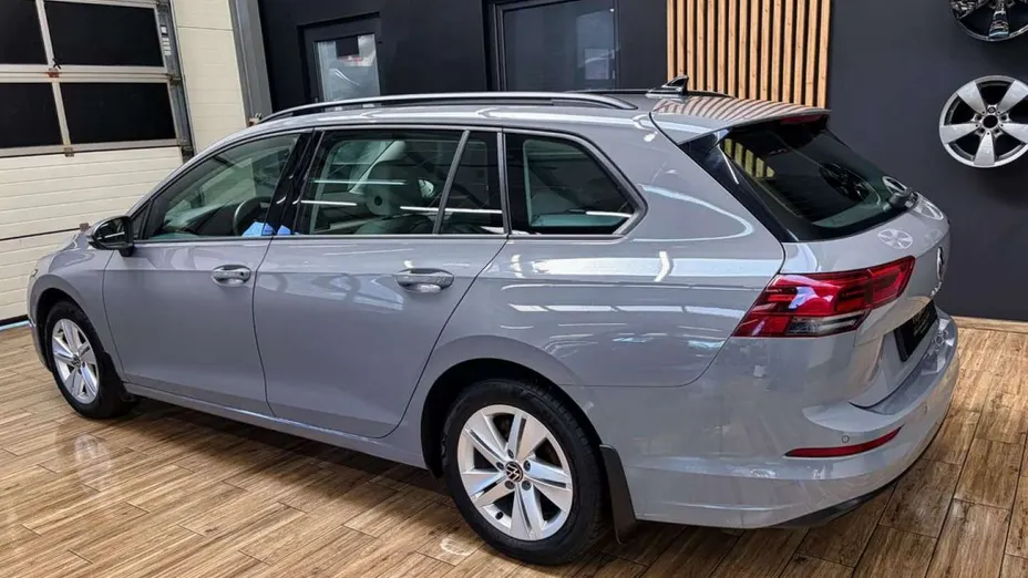 VOLKSWAGEN Golf -
