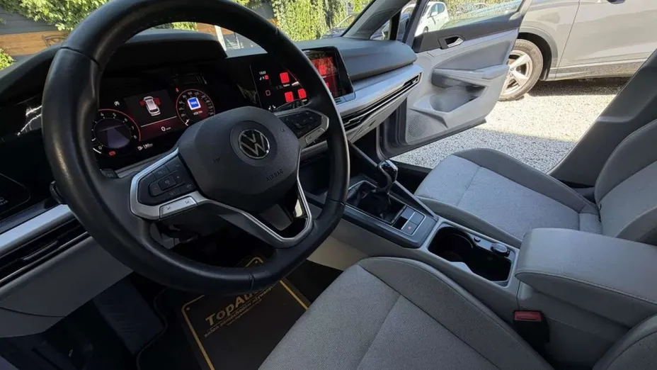 VOLKSWAGEN Golf -