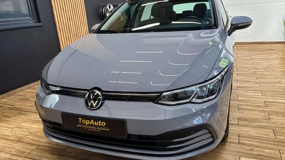VOLKSWAGEN Golf -