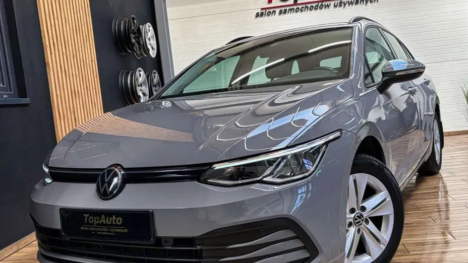 VOLKSWAGEN Golf -