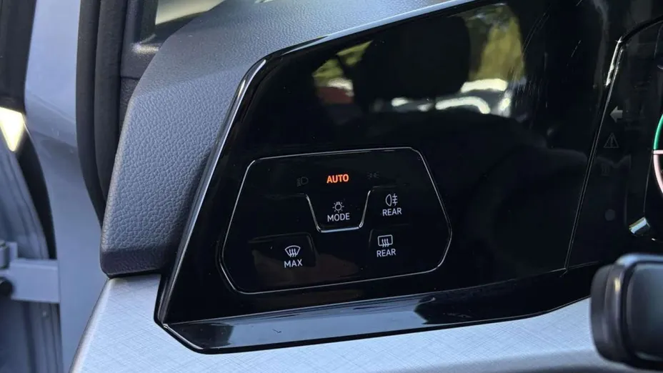 VOLKSWAGEN Golf -