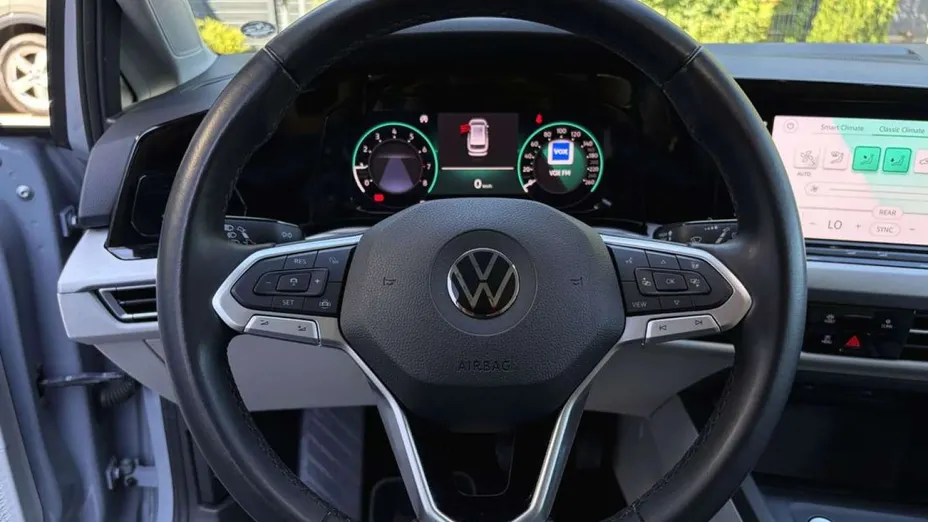 VOLKSWAGEN Golf -