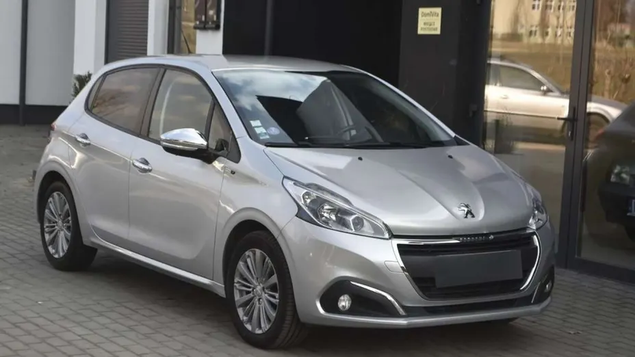 PEUGEOT 208 -