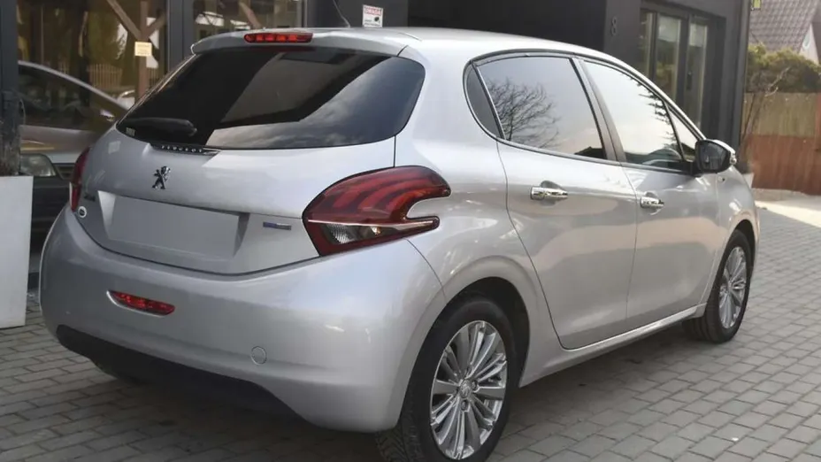 PEUGEOT 208 -
