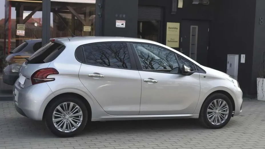 PEUGEOT 208 -