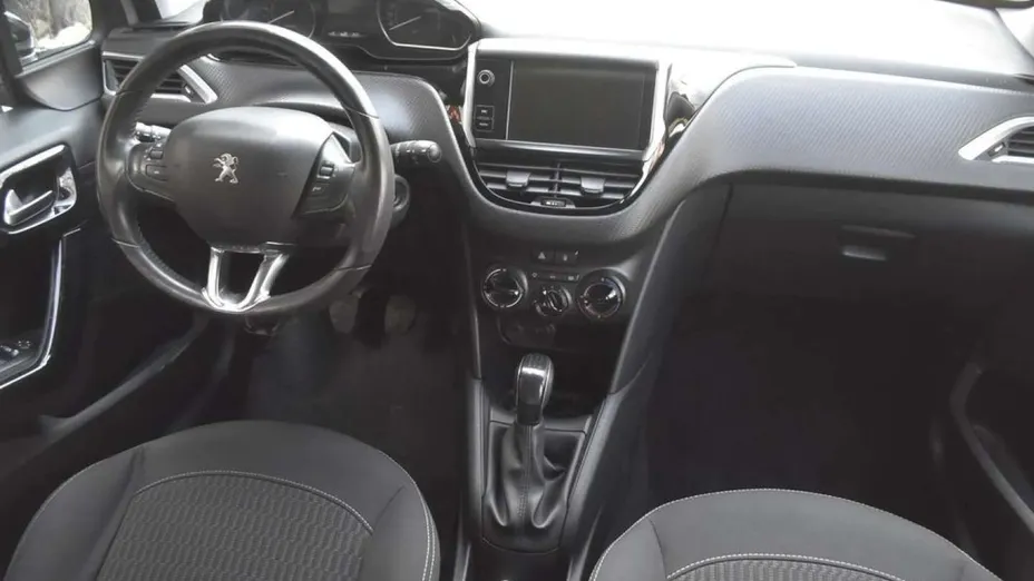 PEUGEOT 208 -